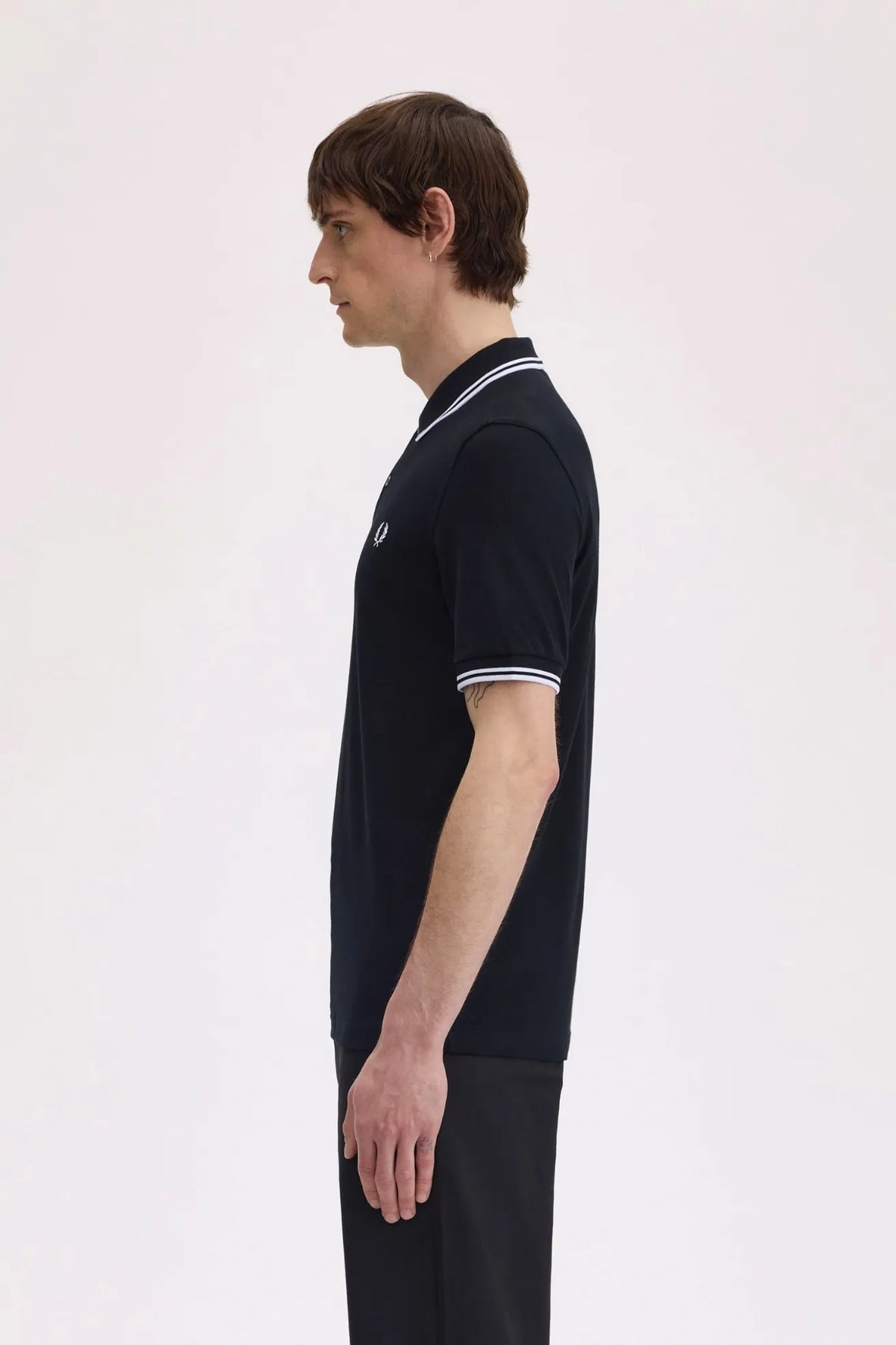 Fred Perry Polo Hombre M3600 Negro Ribetes Blancos Who killed Bambi?