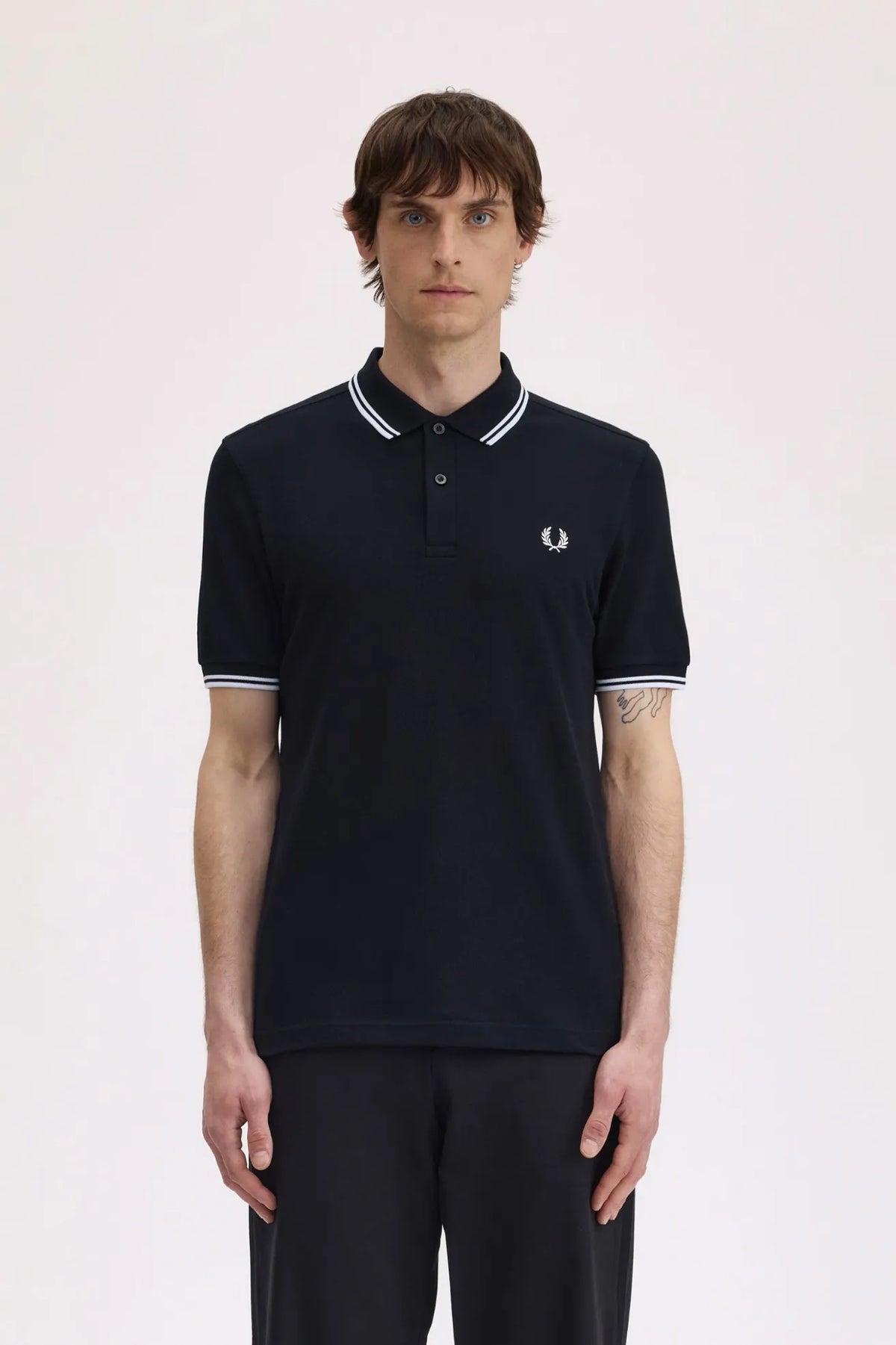Fred Perry Polo Hombre M3600 Negro Ribetes Blancos Who killed Bambi?
