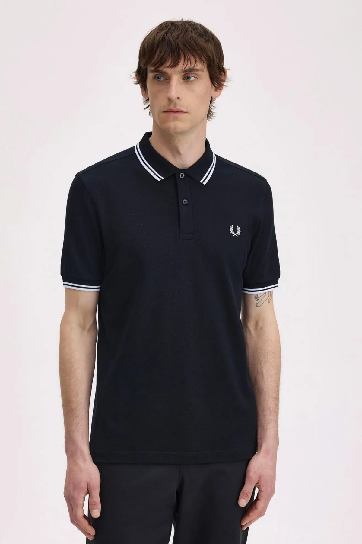 Fred Perry Polo Hombre M3600 Negro Ribetes Blancos Who killed Bambi?
