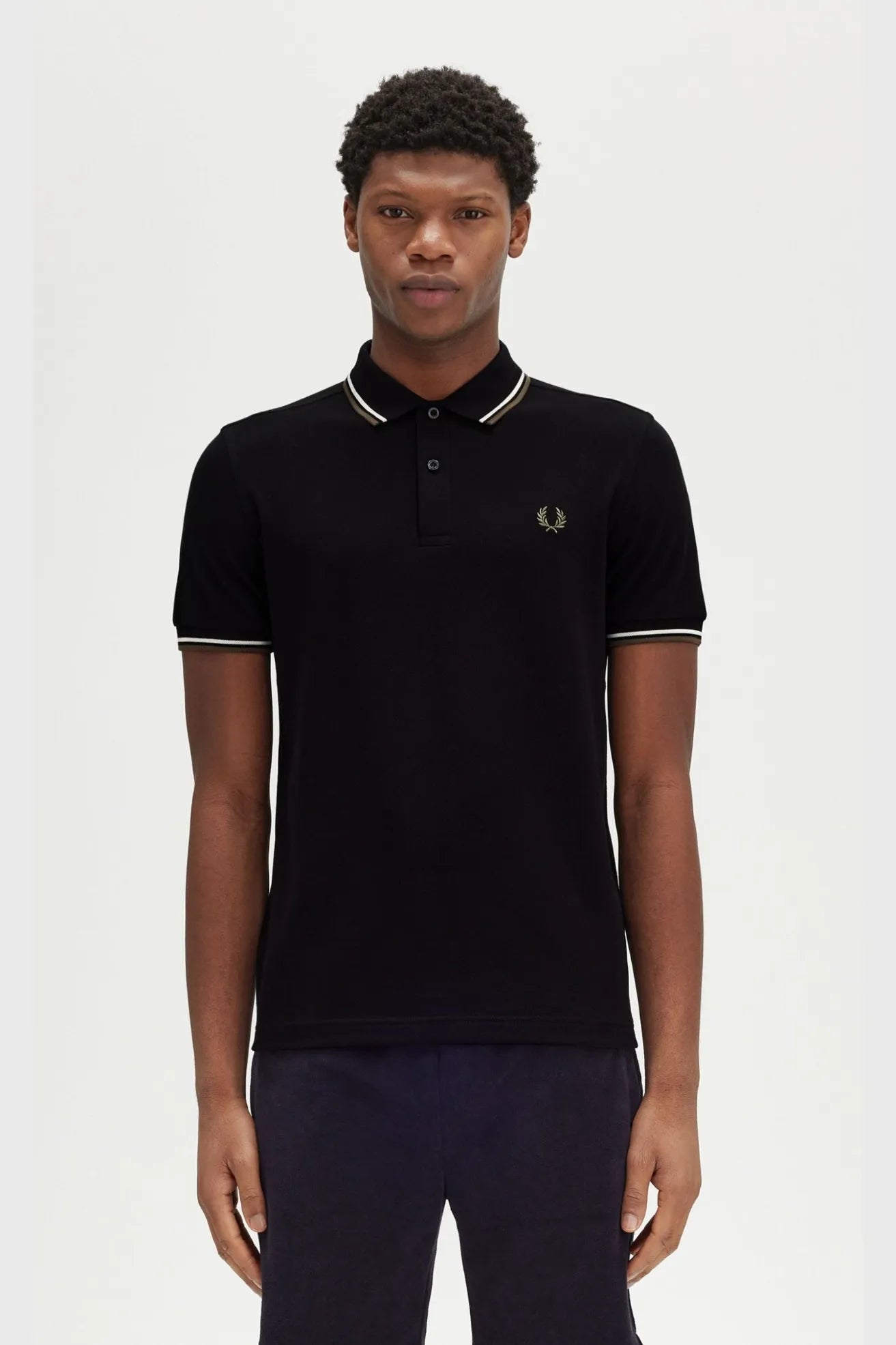 Fred Perry Polo Hombre M3600 Negro W54 Who killed Bambi?