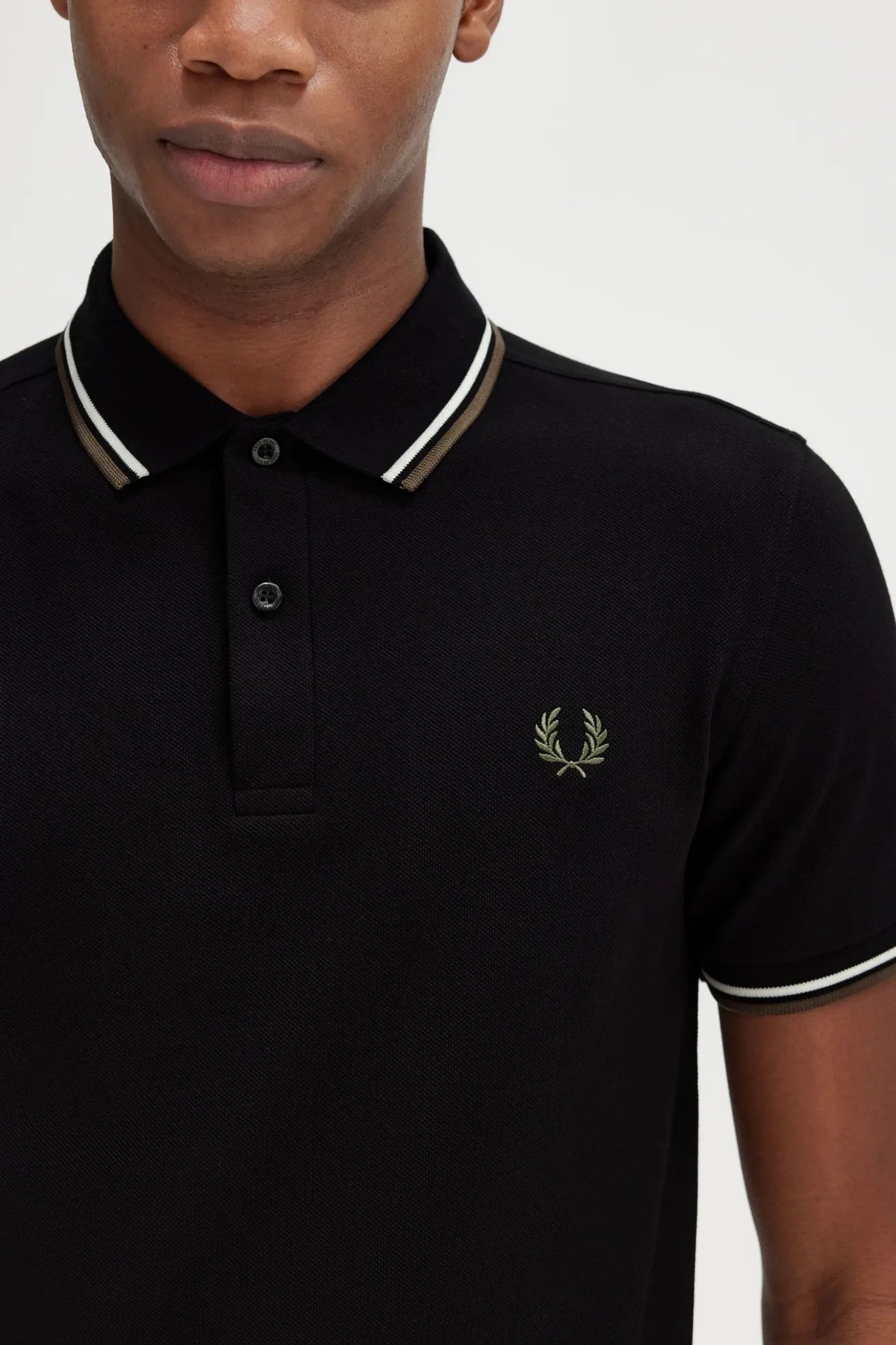 Fred Perry Polo Hombre M3600 Negro W54 Who killed Bambi?