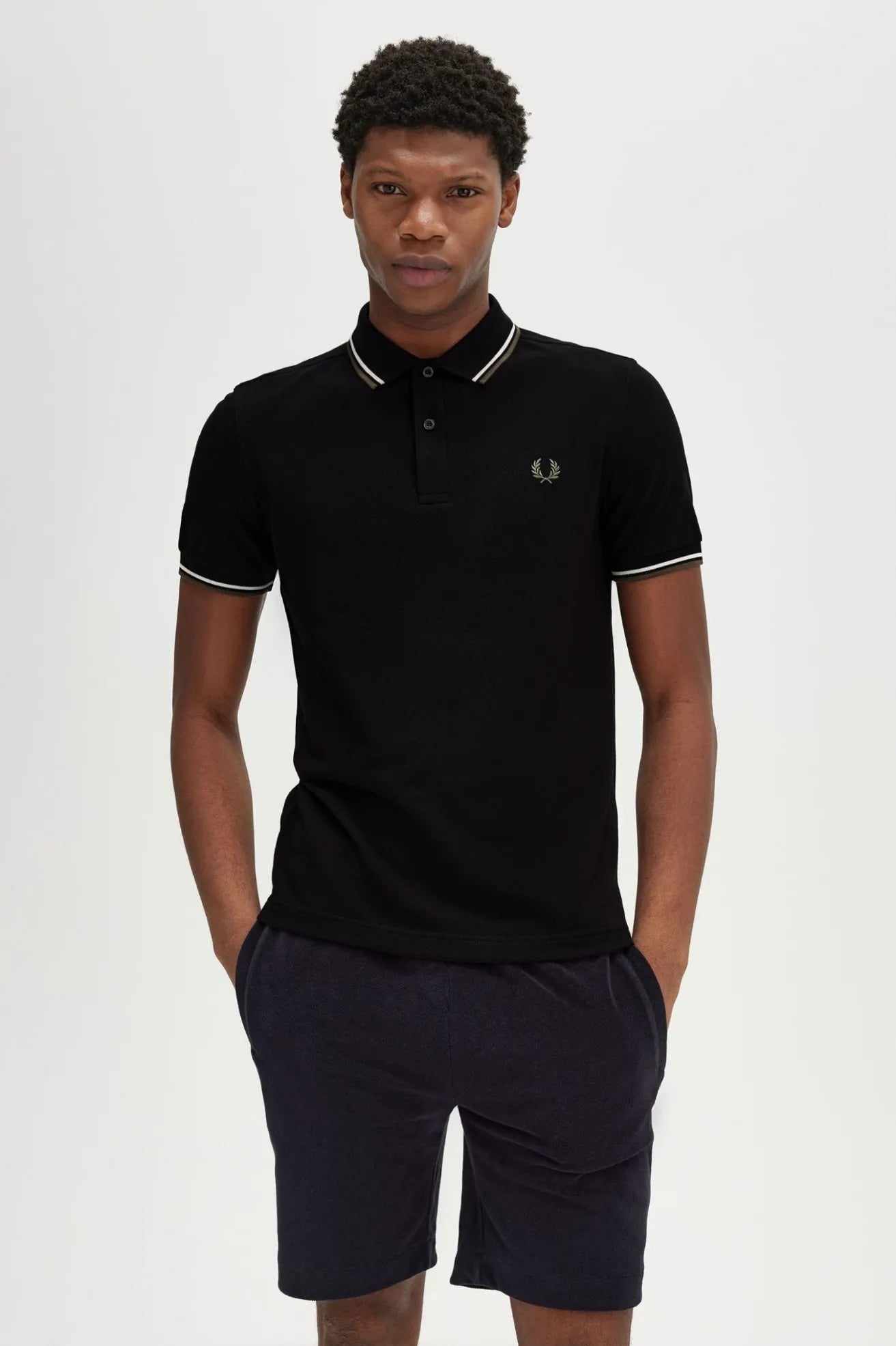 Fred Perry Polo Hombre M3600 Negro W54 Who killed Bambi?