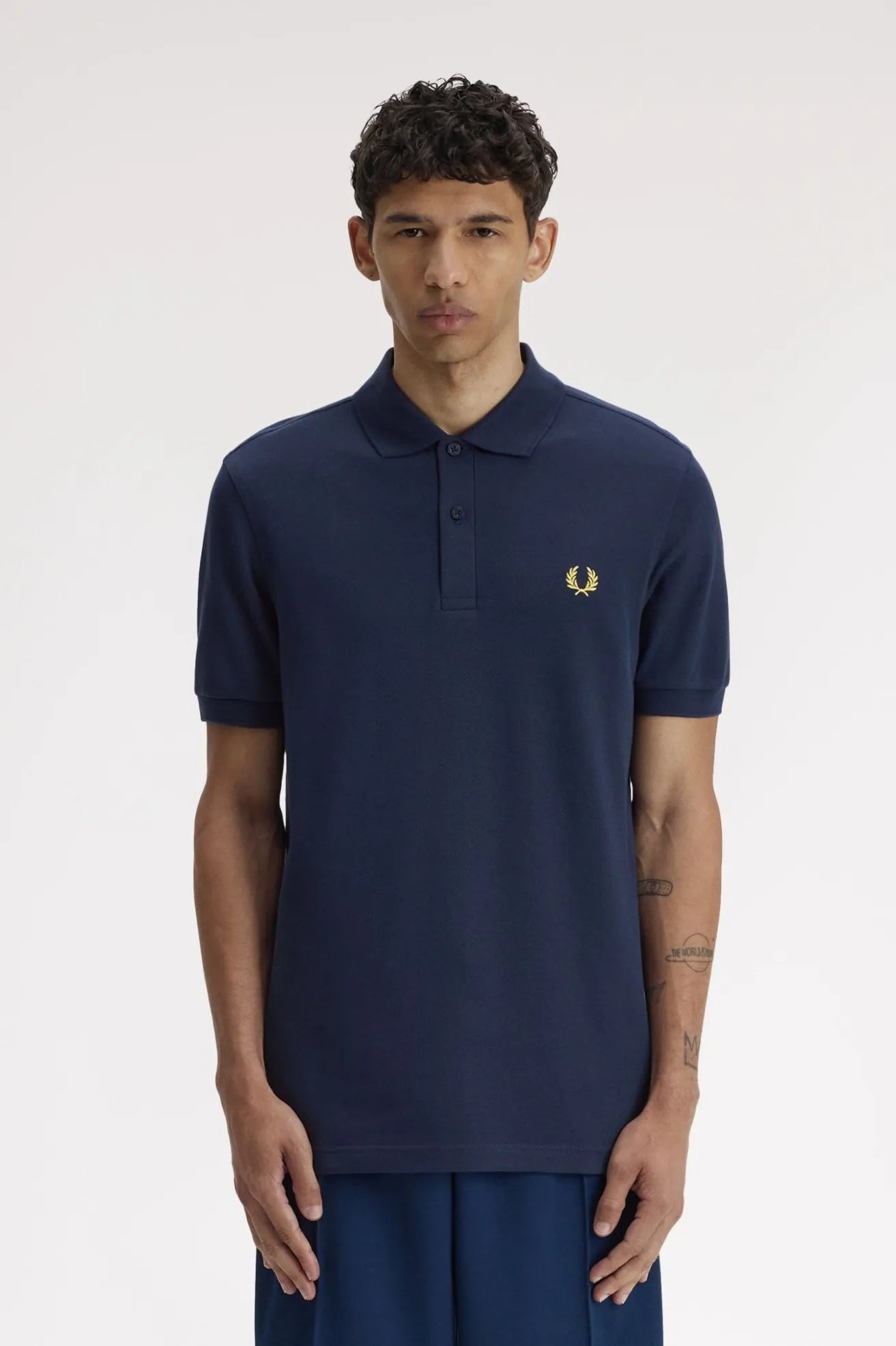 Fred Perry Polo Hombre M6000 Azul 02B Who killed Bambi?