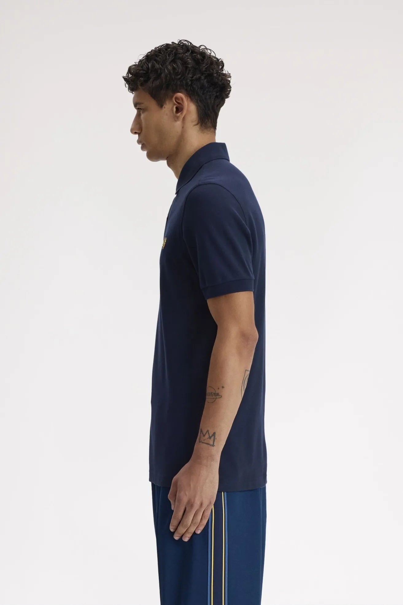 Fred Perry Polo Hombre M6000 Azul 02B Who killed Bambi?