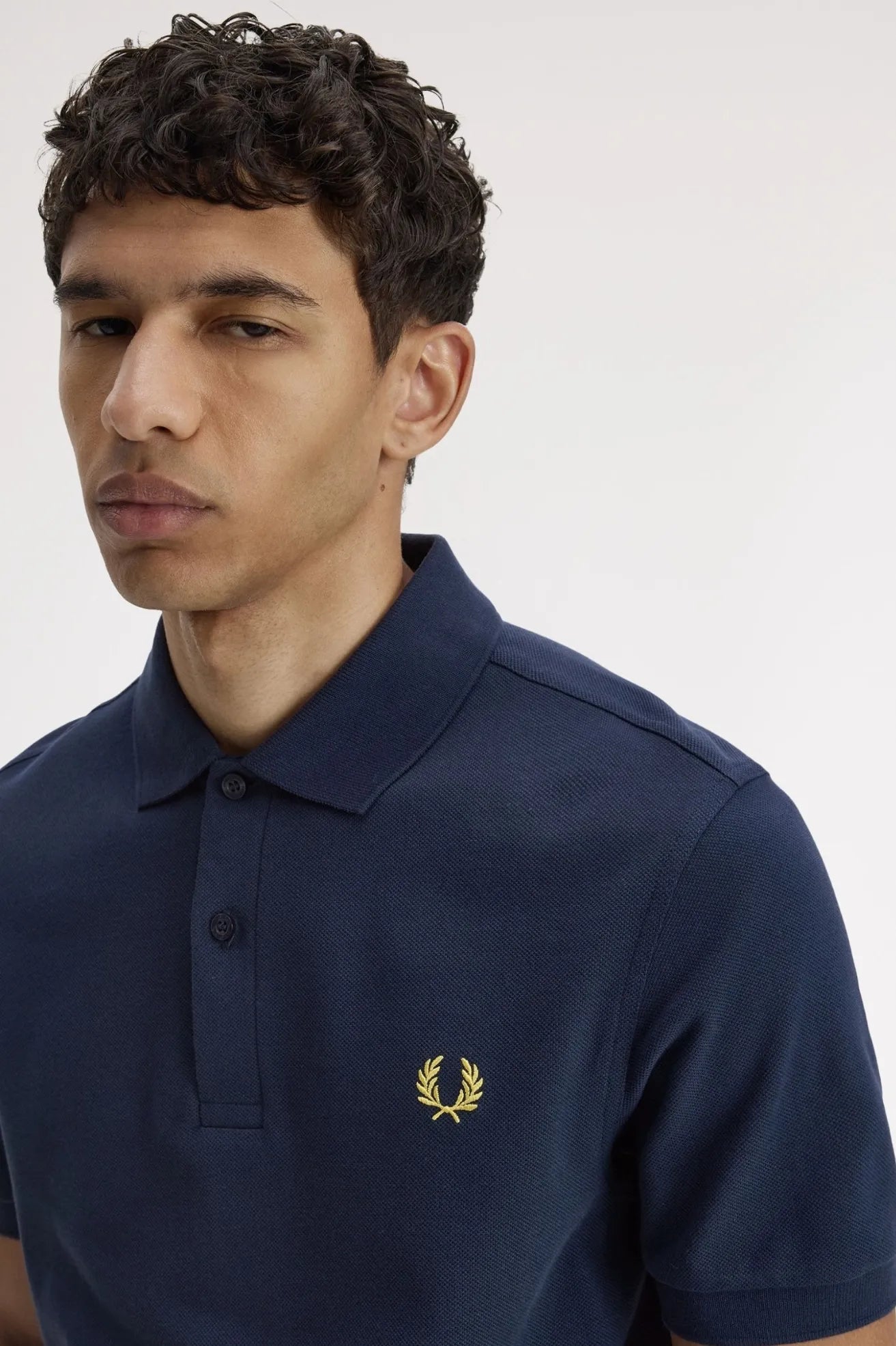 Fred Perry Polo Hombre M6000 Azul 02B Who killed Bambi?