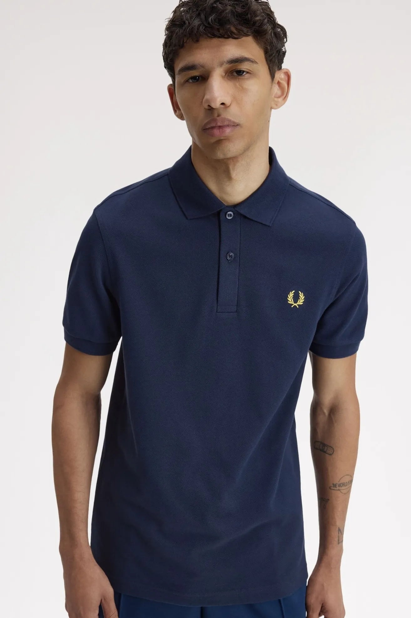 Fred Perry Polo Hombre M6000 Azul 02B Who killed Bambi?