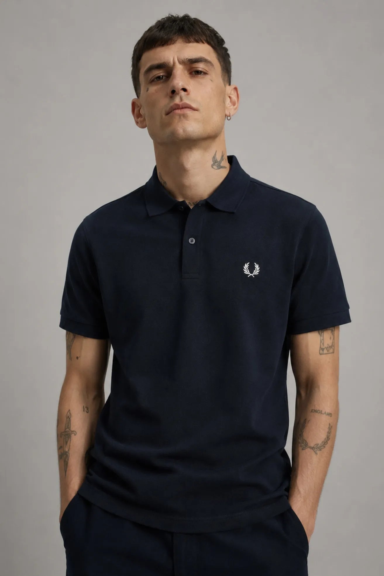 Fred Perry Polo Hombre M6000 Azul Who killed Bambi?