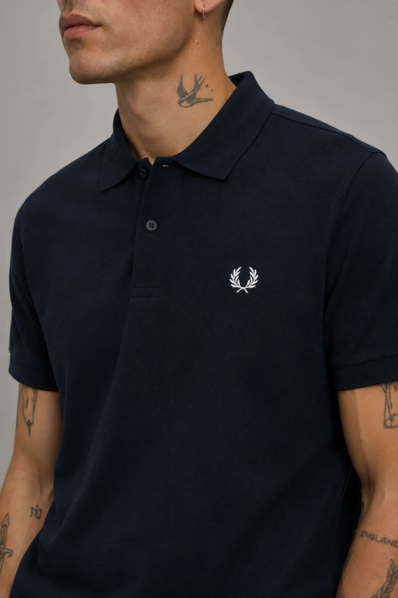 Fred Perry Polo Hombre M6000 Azul Who killed Bambi?