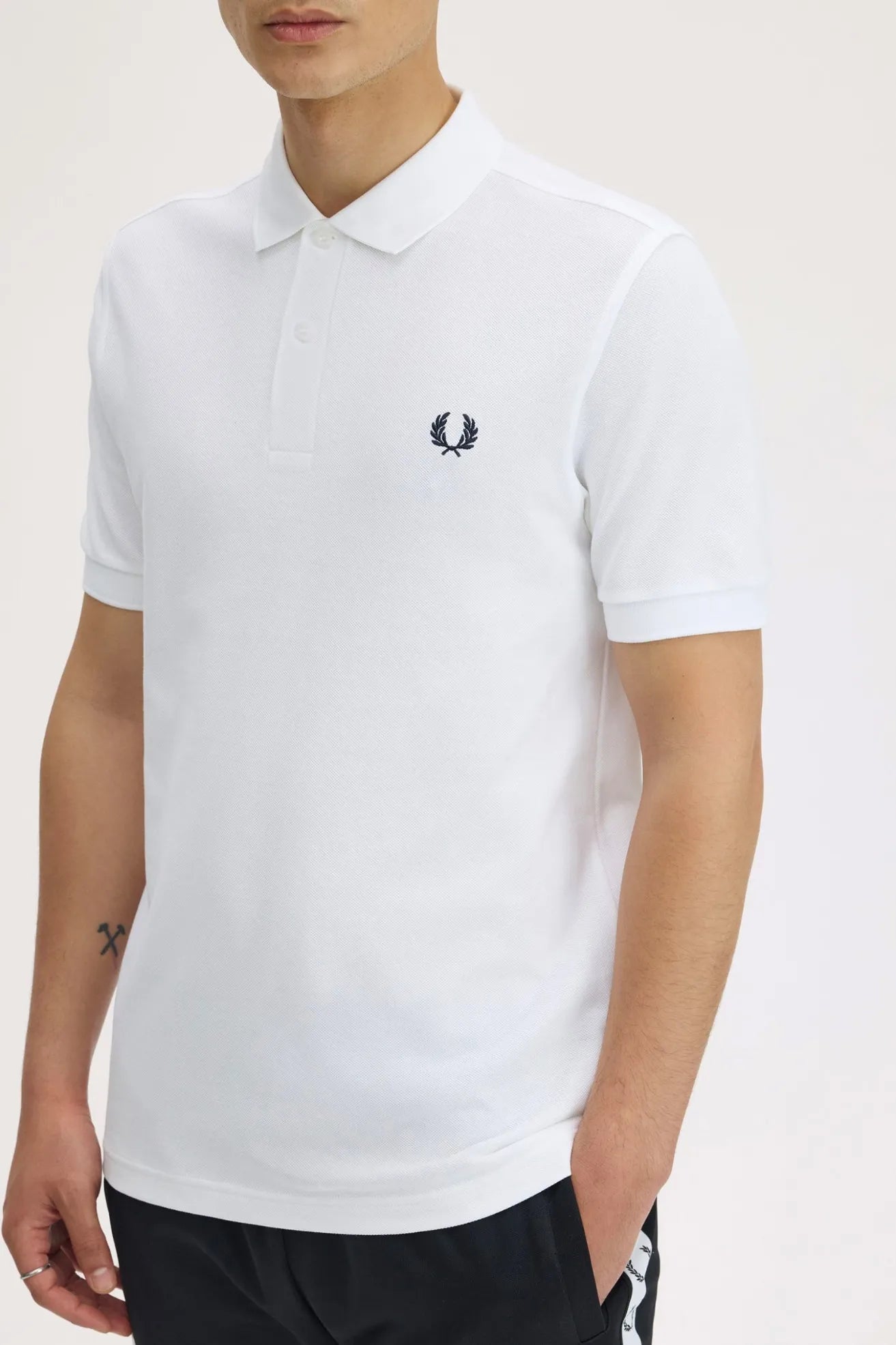 Fred Perry Polo Hombre M6000 Blanco Who killed Bambi?