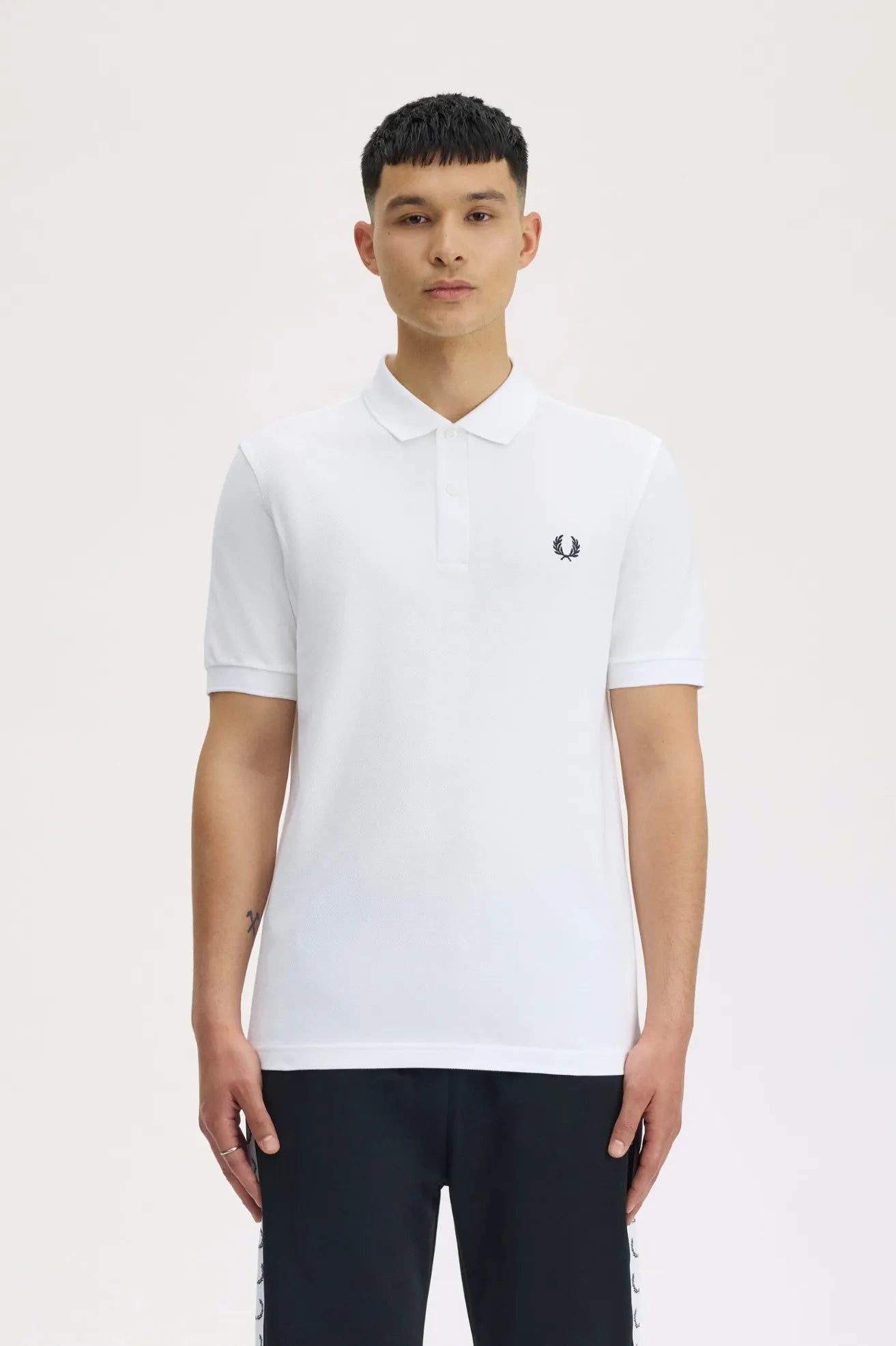 Fred Perry Polo Hombre M6000 Blanco Who killed Bambi?