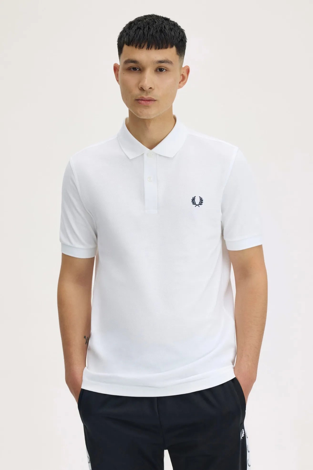 Fred Perry Polo Hombre M6000 Blanco Who killed Bambi?