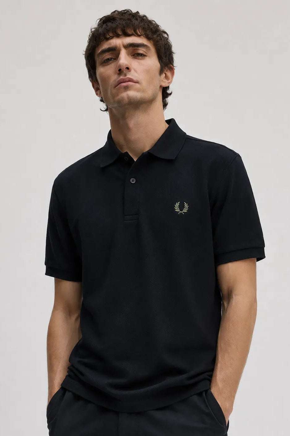 Fred Perry Polo Hombre M6000 Negro 130 Who killed Bambi?