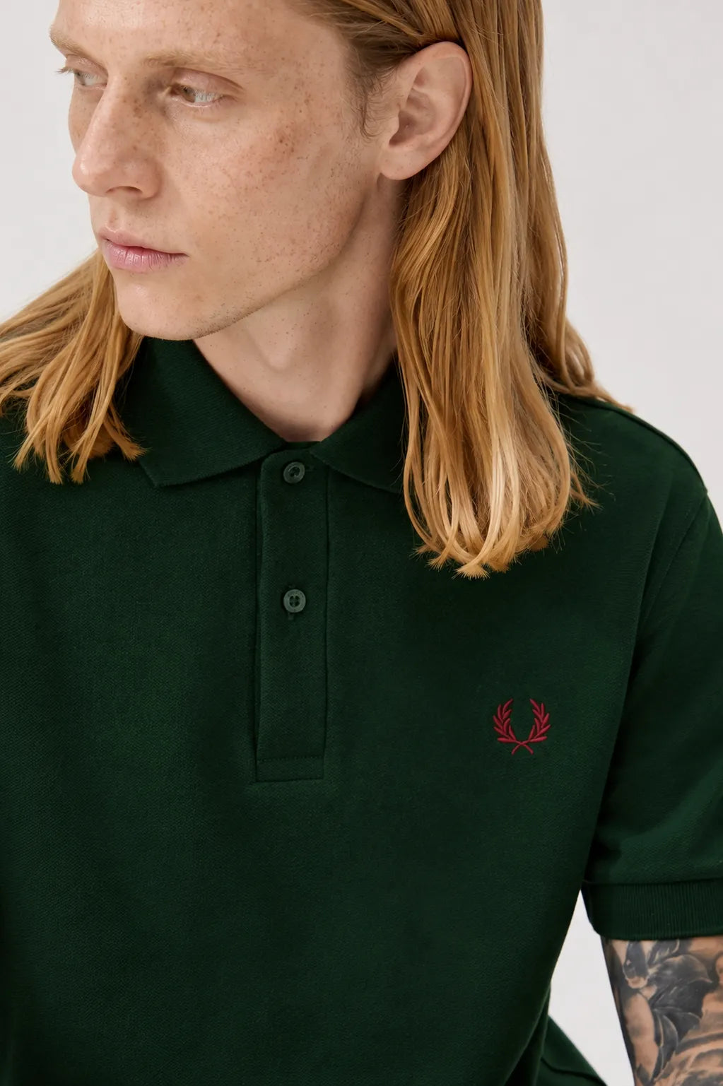 Fred Perry Polo Hombre M6000 Verde 15B Who killed Bambi?