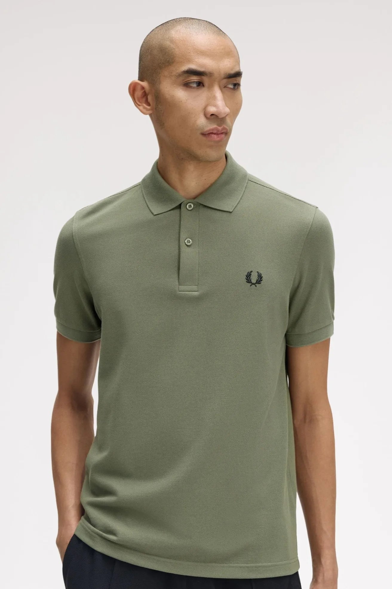Fred Perry Polo Hombre M6000 Verde Z50 Who killed Bambi?