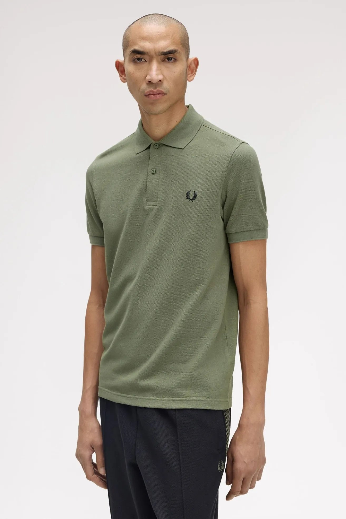 Fred Perry Polo Hombre M6000 Verde Z50 Who killed Bambi?