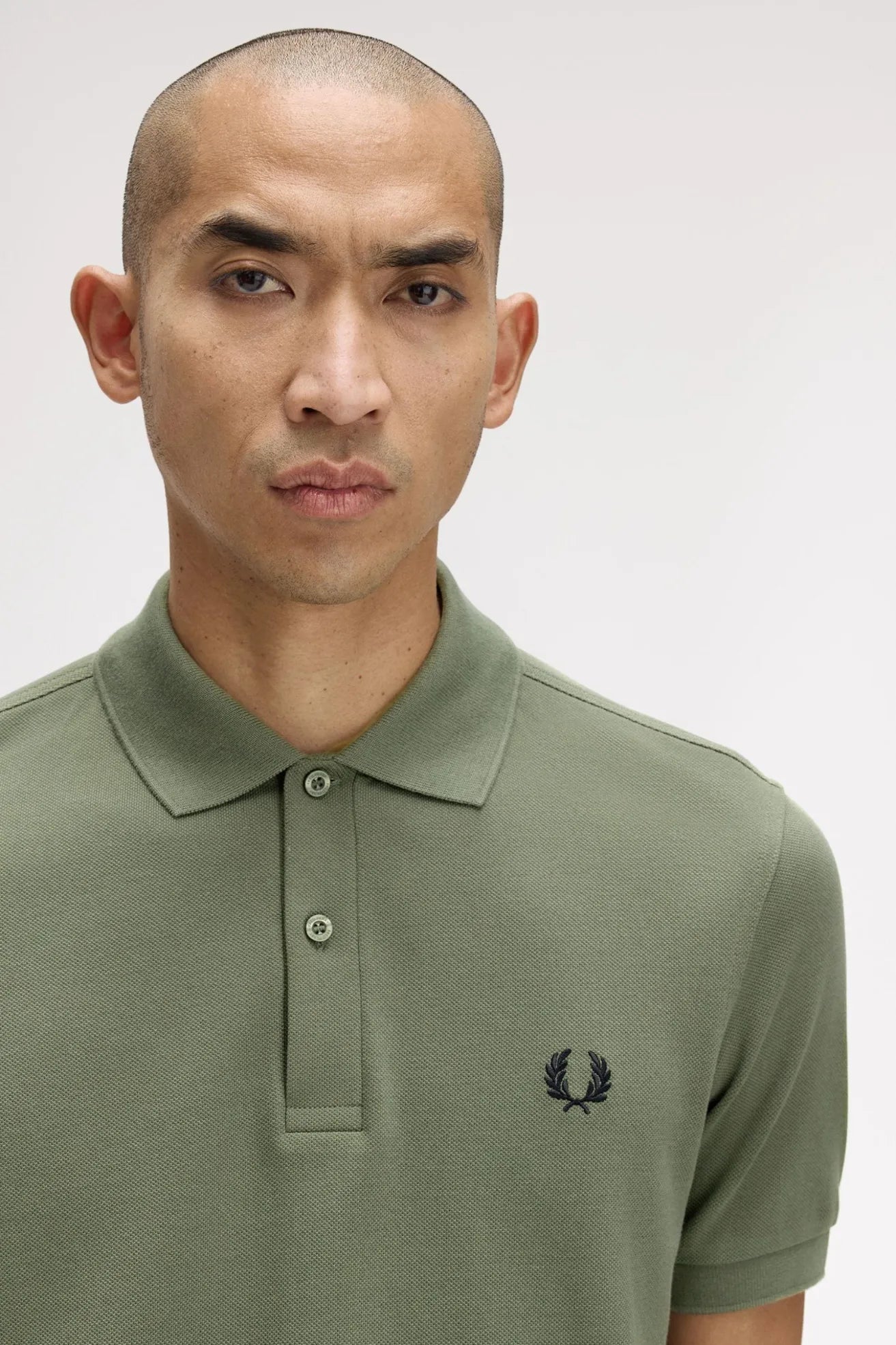 Fred Perry Polo Hombre M6000 Verde Z50 Who killed Bambi?