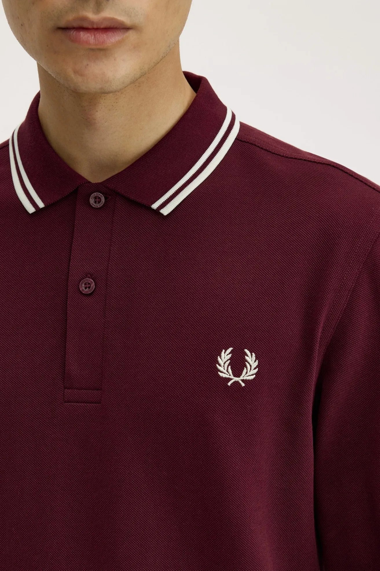 Fred Perry Polo Hombre Manga Larga M3636 Burdeos Who killed Bambi?