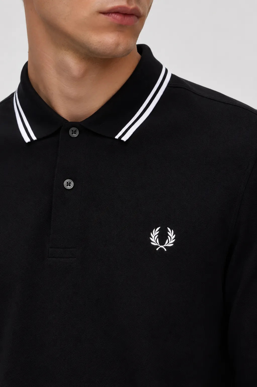 Fred Perry Polo Hombre Manga Larga M3636 Negro Ribetes Blancos Who killed Bambi?