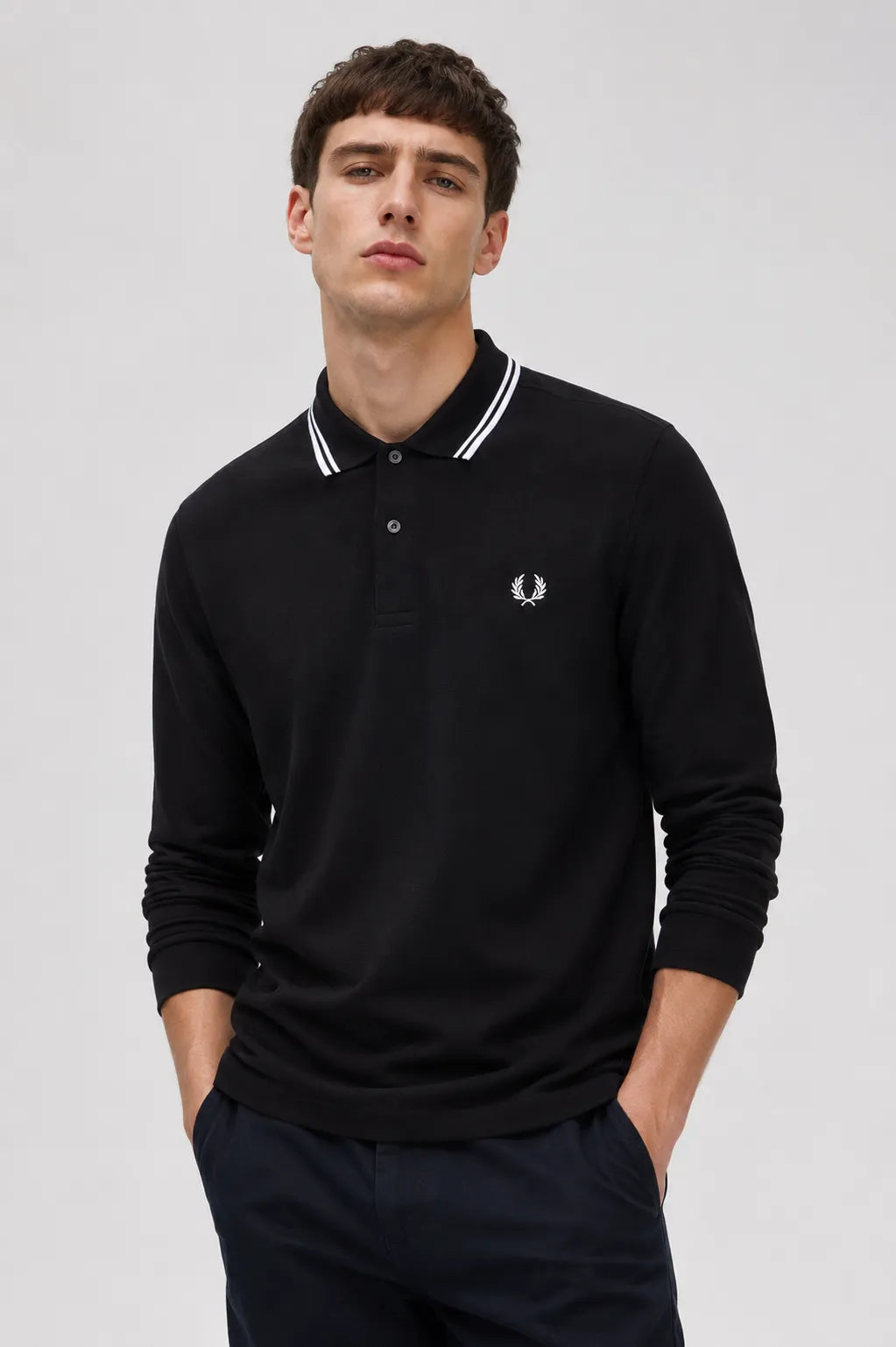 Fred Perry Polo Hombre Manga Larga M3636 Negro Ribetes Blancos Who killed Bambi?
