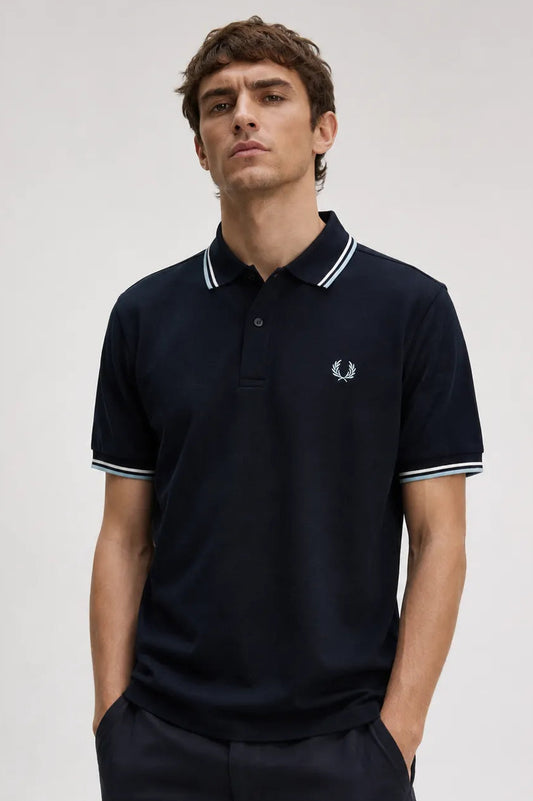 Fred Perry Polo M3600 Hombre Azul 74C Who killed Bambi?