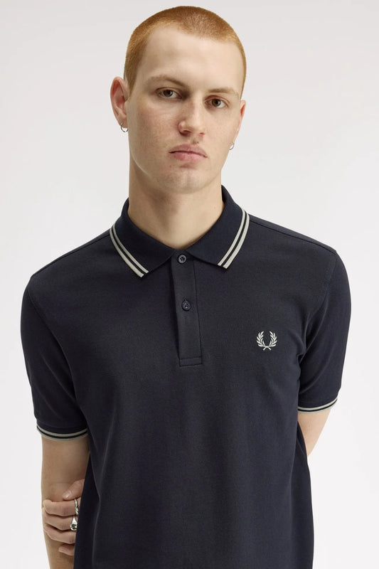 Fred Perry Polo M3600 Hombre Azul T73 Who killed Bambi?