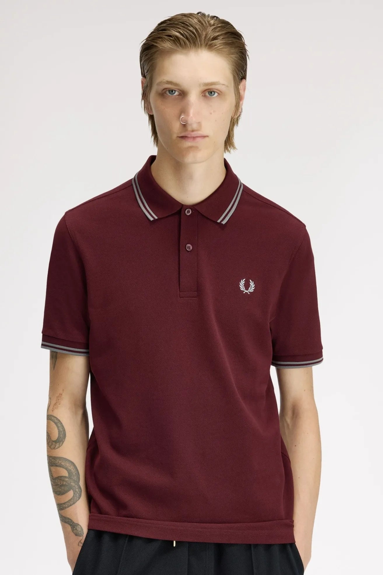 Fred Perry Polo M3600 Hombre Burdeos 08B Who killed Bambi?