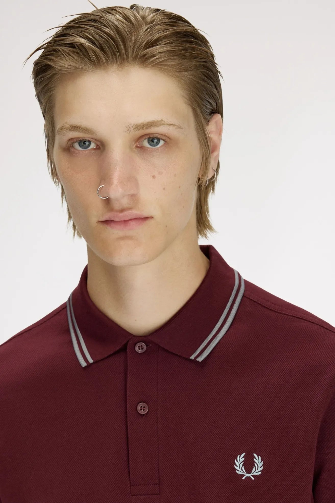 Fred Perry Polo M3600 Hombre Burdeos 08B Who killed Bambi?