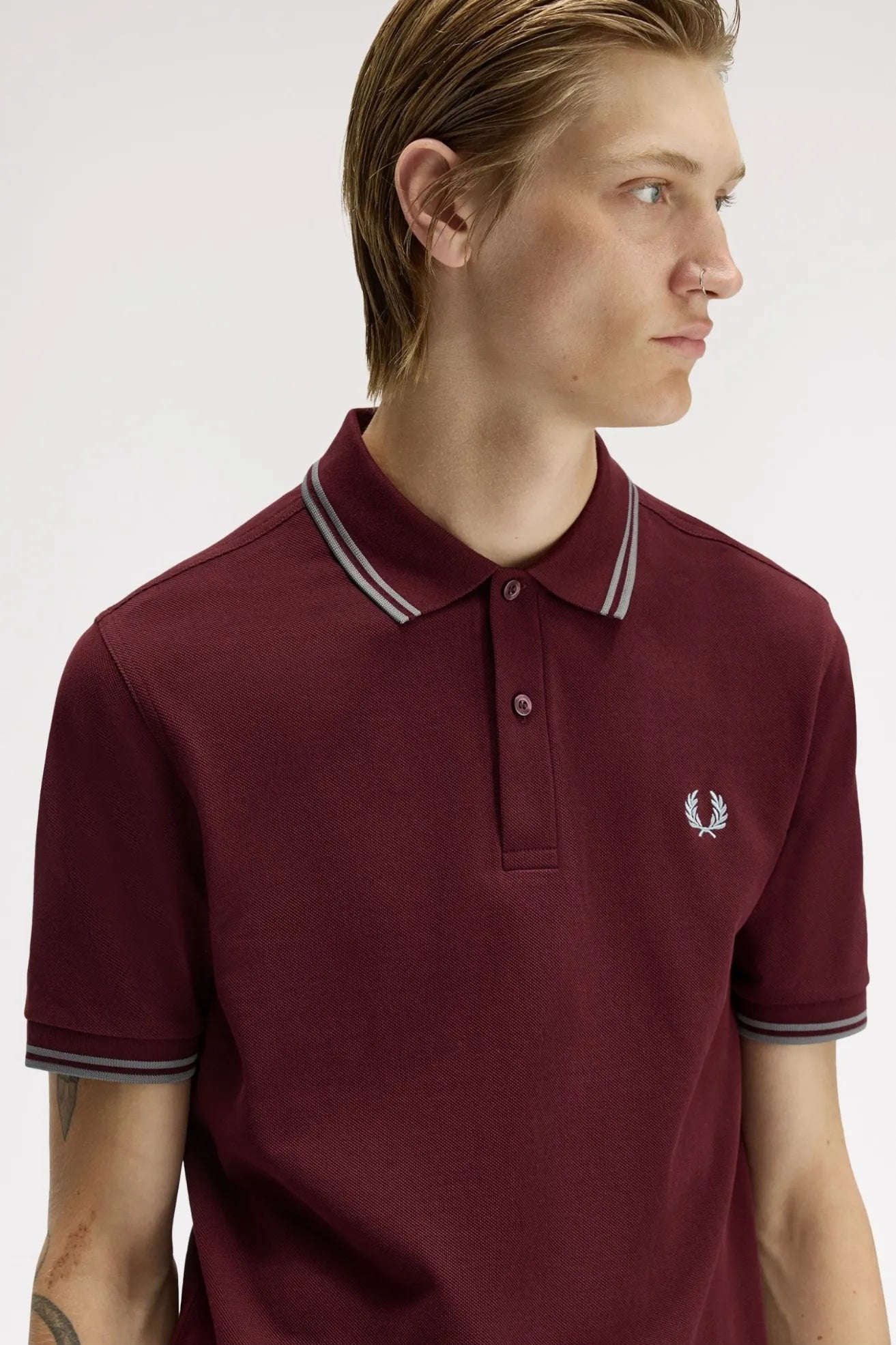 Fred Perry Polo M3600 Hombre Burdeos 08B Who killed Bambi?