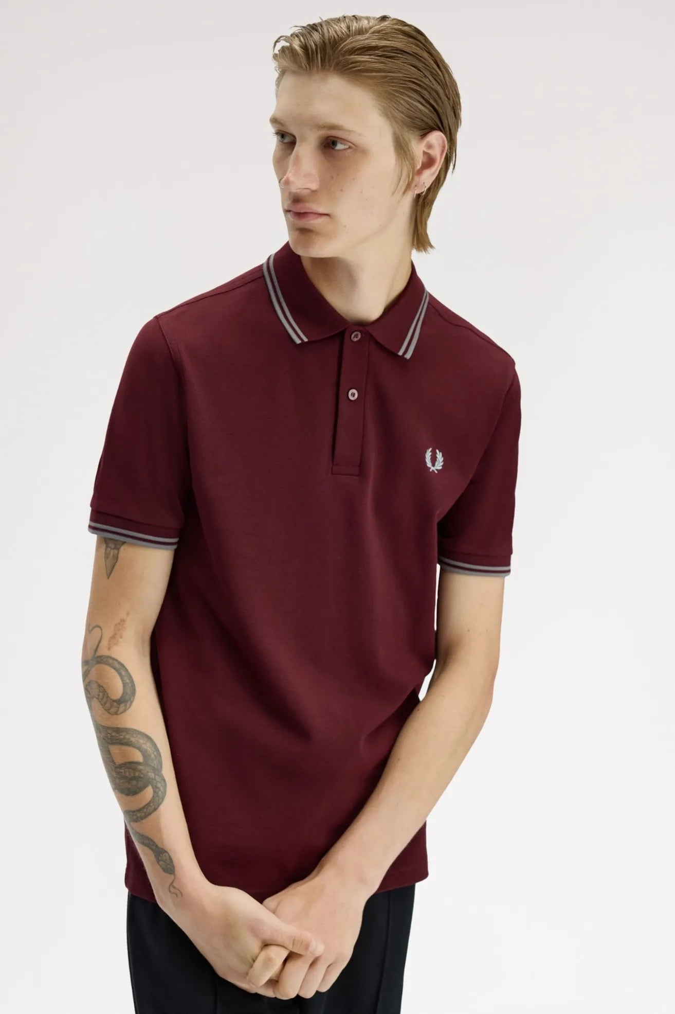 Fred Perry Polo M3600 Hombre Burdeos 08B Who killed Bambi?