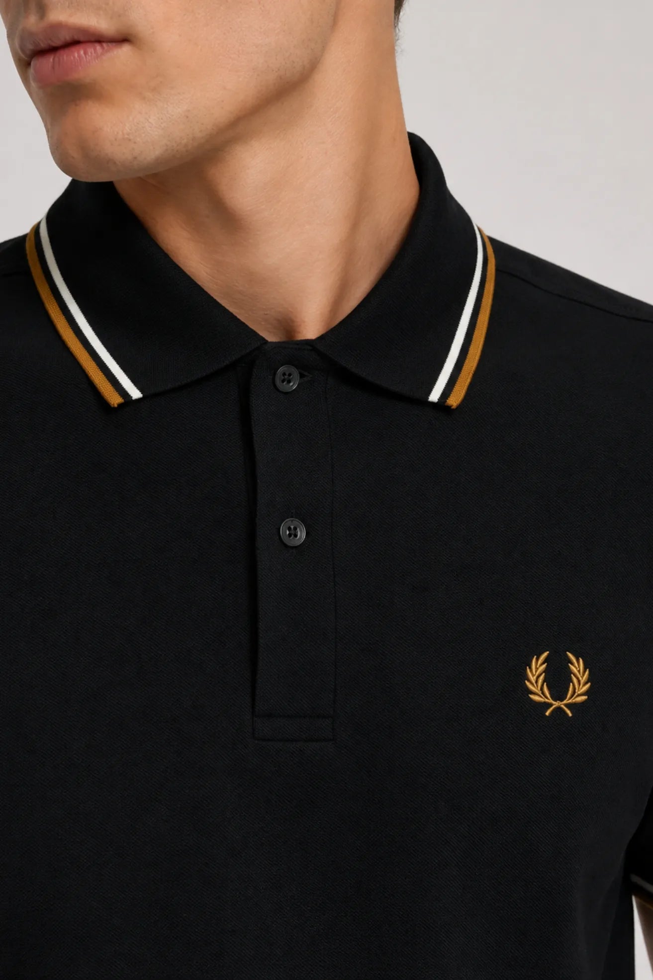 Fred Perry Polo M3600 Hombre Negro P69 Who killed Bambi?