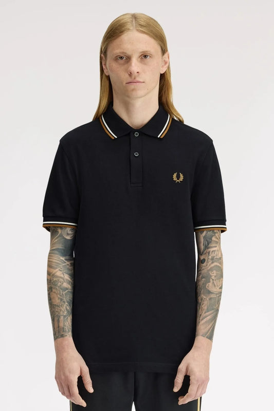 Fred Perry Polo M3600 Hombre Negro P69 Who killed Bambi?