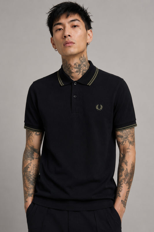 Fred Perry Polo M3600 Hombre Negro T44 Who killed Bambi?