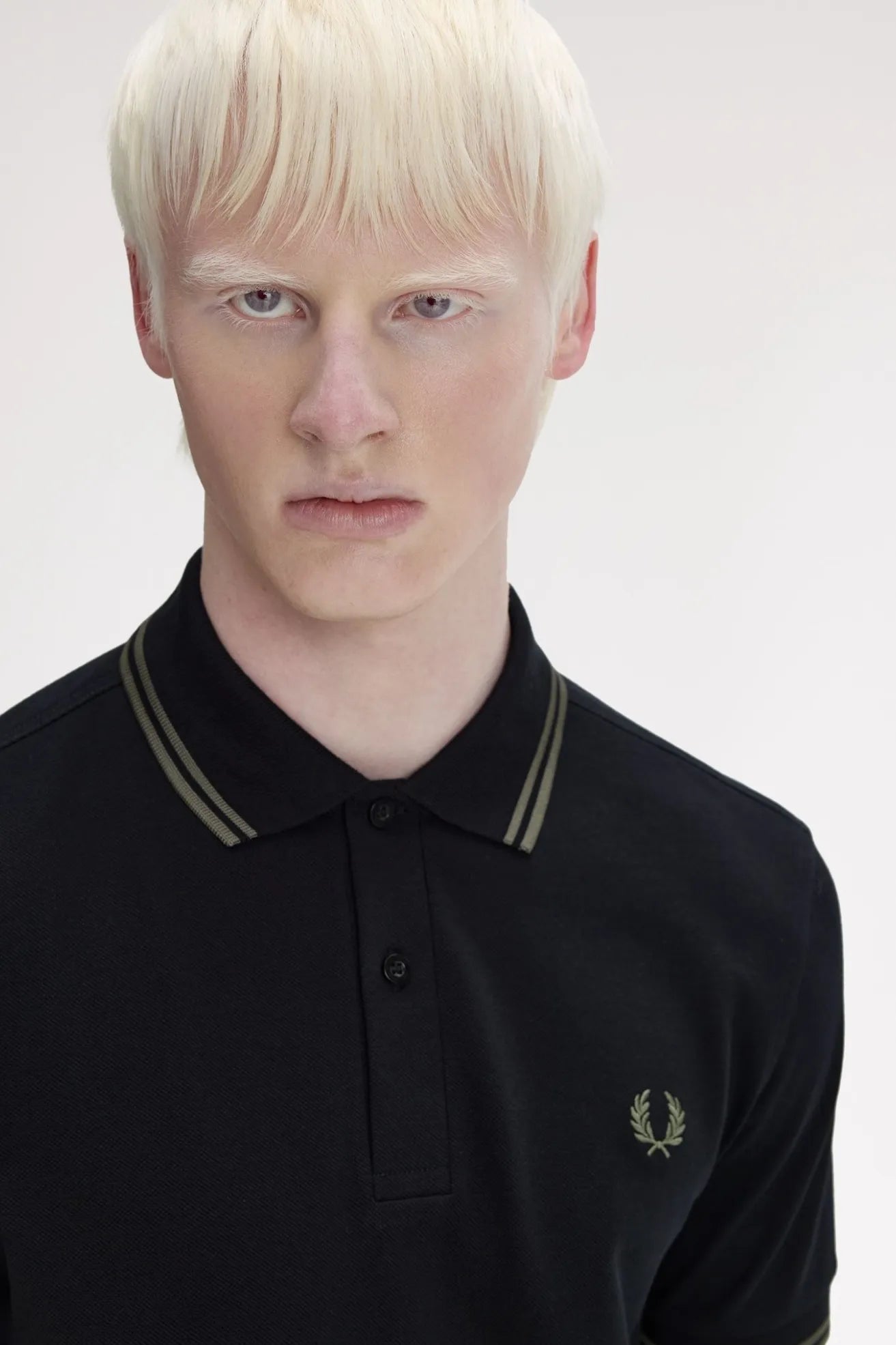 Fred Perry Polo M3600 Hombre Negro T44 Who killed Bambi?