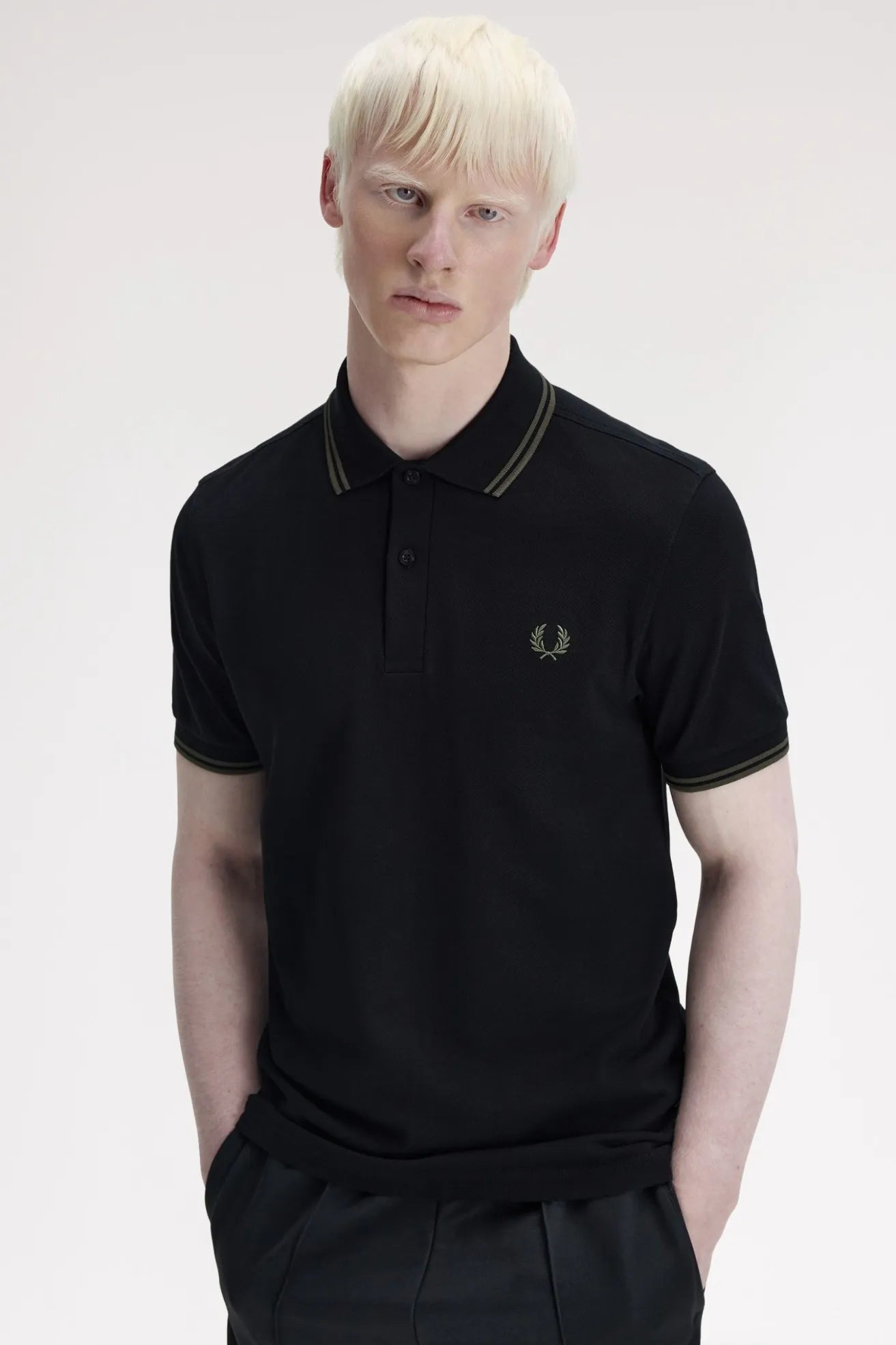 Fred Perry Polo M3600 Hombre Negro T44 Who killed Bambi?