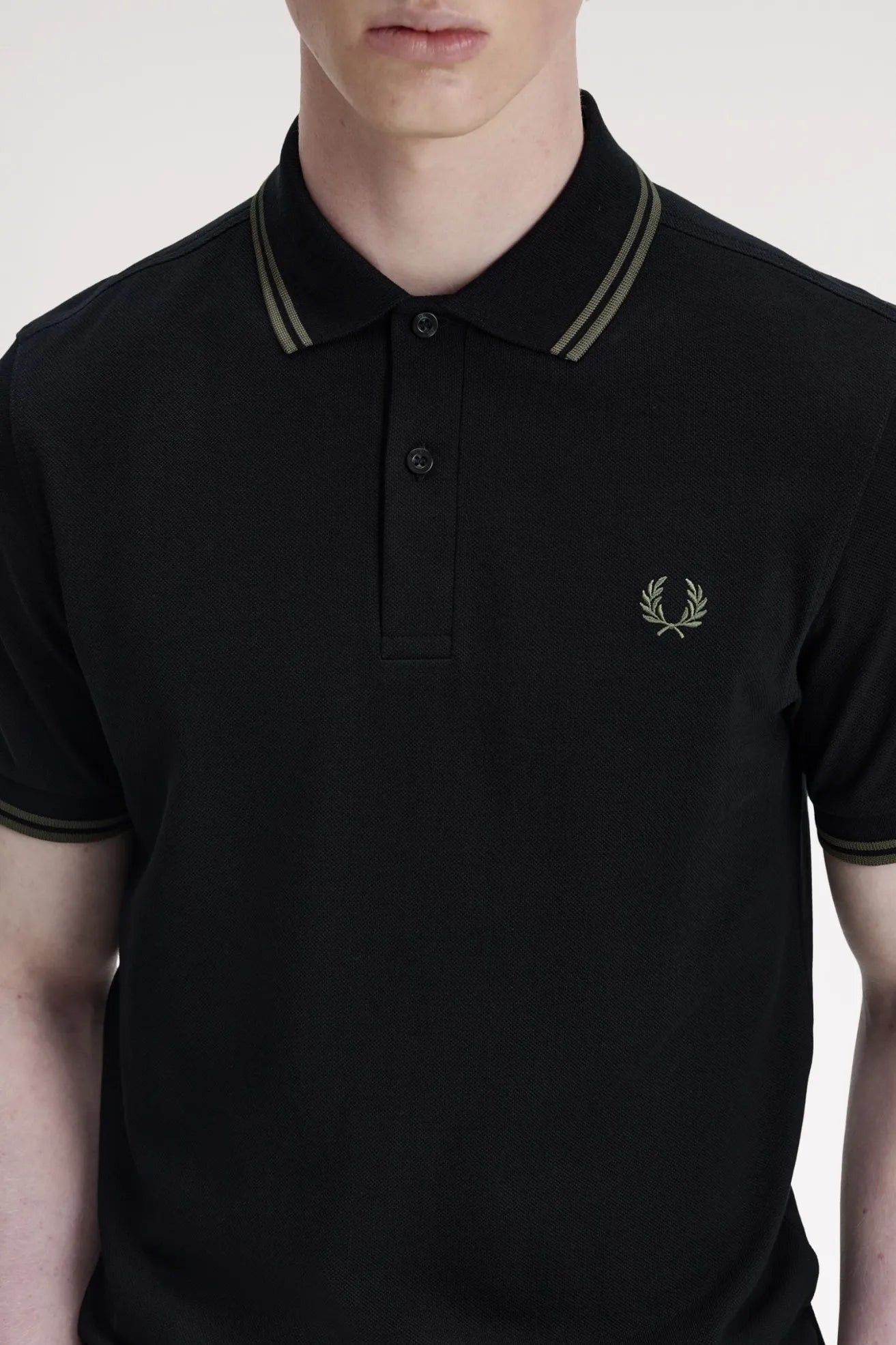 Fred Perry Polo M3600 Hombre Negro T44 Who killed Bambi?