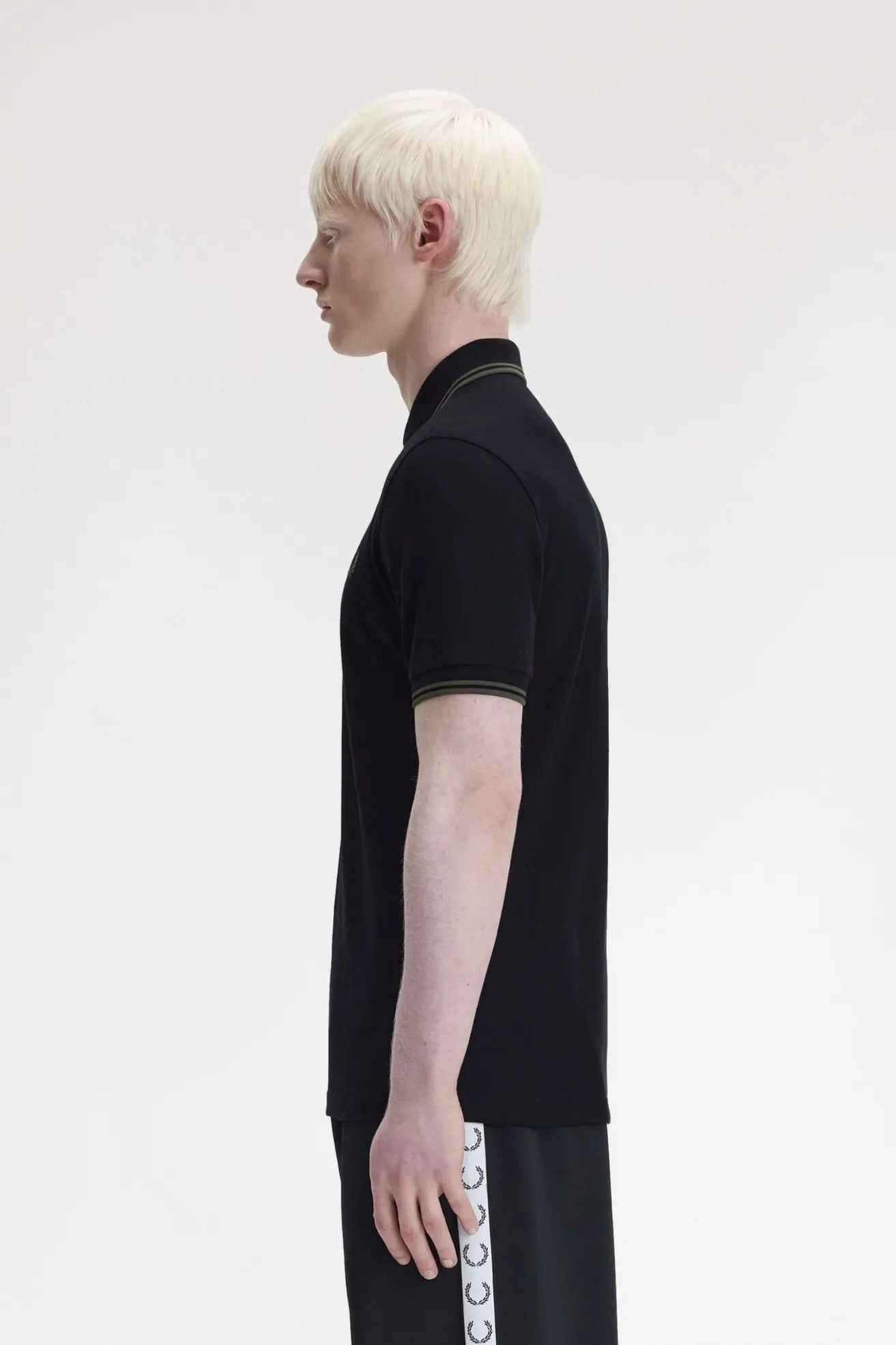 Fred Perry Polo M3600 Hombre Negro T44 Who killed Bambi?