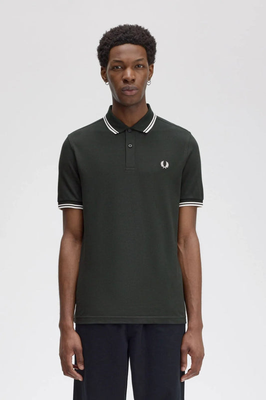 Fred Perry Polo M3600 Hombre T50 Verde Ribetes Blancos Who killed Bambi?