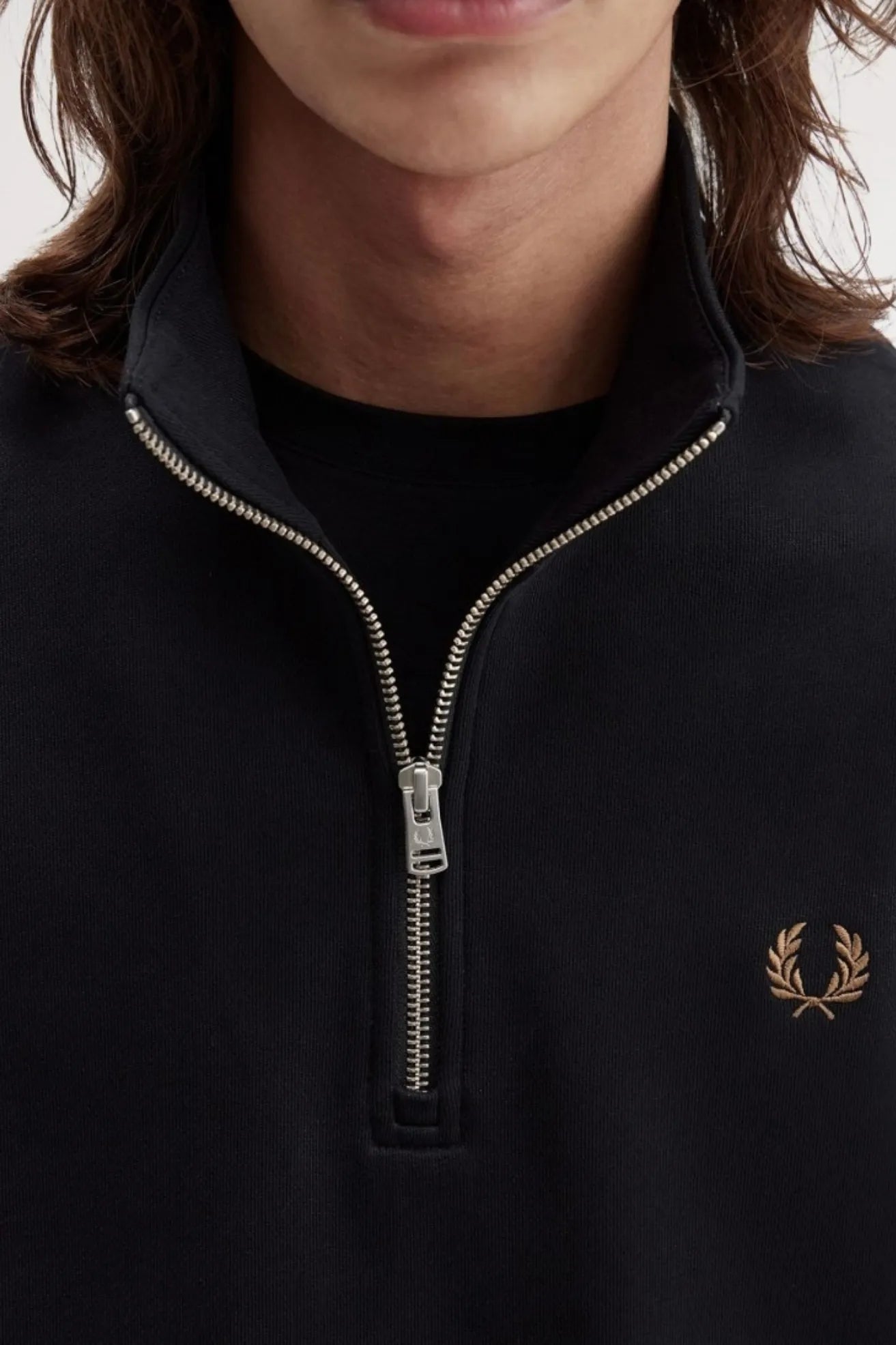 Fred Perry Sudadera Hombre Media Cremallera M3574 Negra S77 Who killed Bambi?