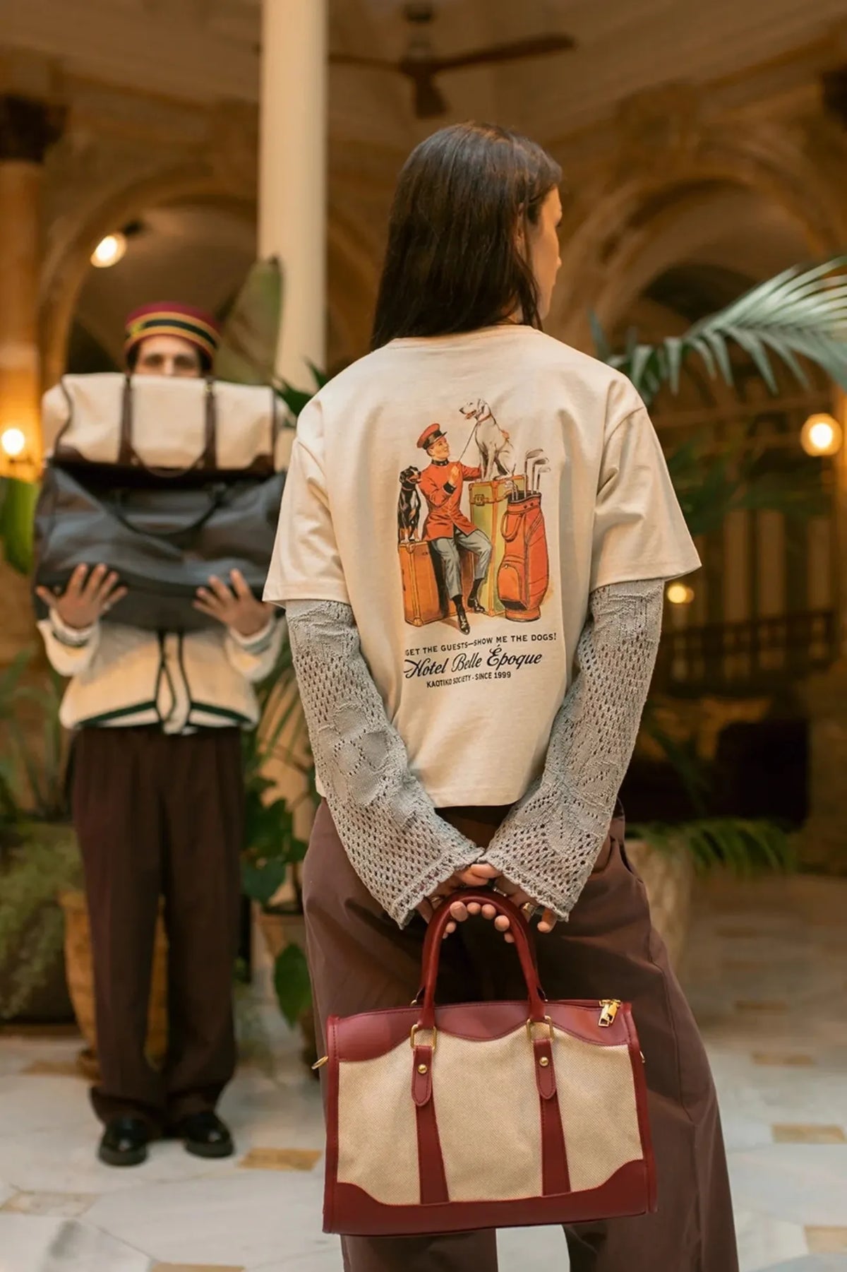 Kaotiko Camiseta Mujer Forget The Guest Beige Who killed Bambi?