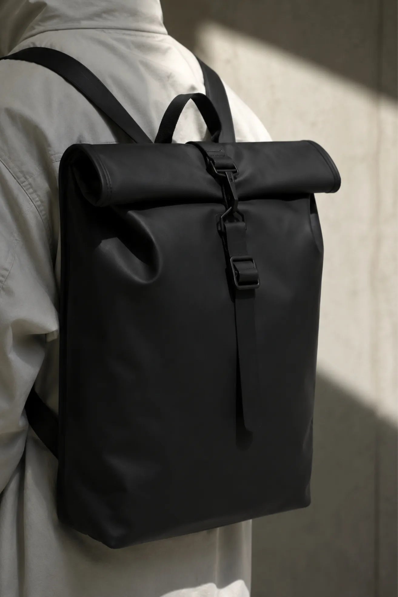 Rains Mochila Rolltop Rucksack Mini Negra Who killed Bambi?