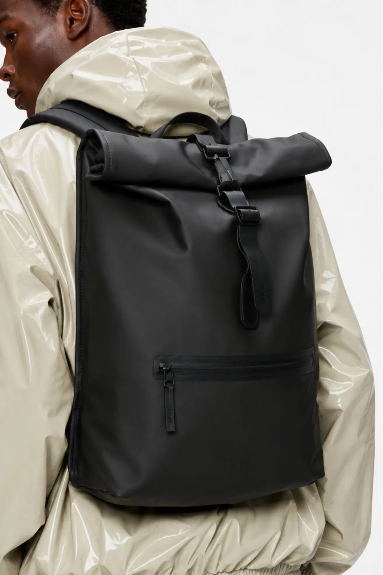 Rains Mochila Rolltop Rucksack Negra Who killed Bambi?