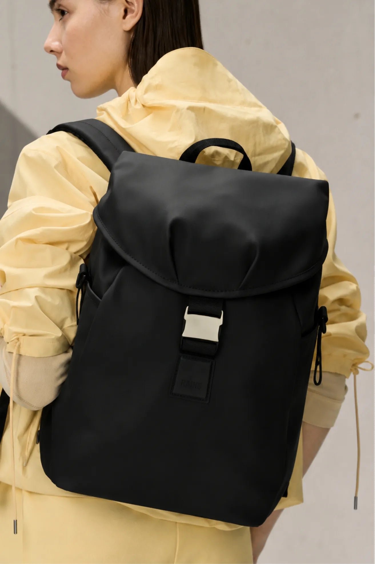 Rains Mochila Valera Bucket Backpack Negra Who killed Bambi?
