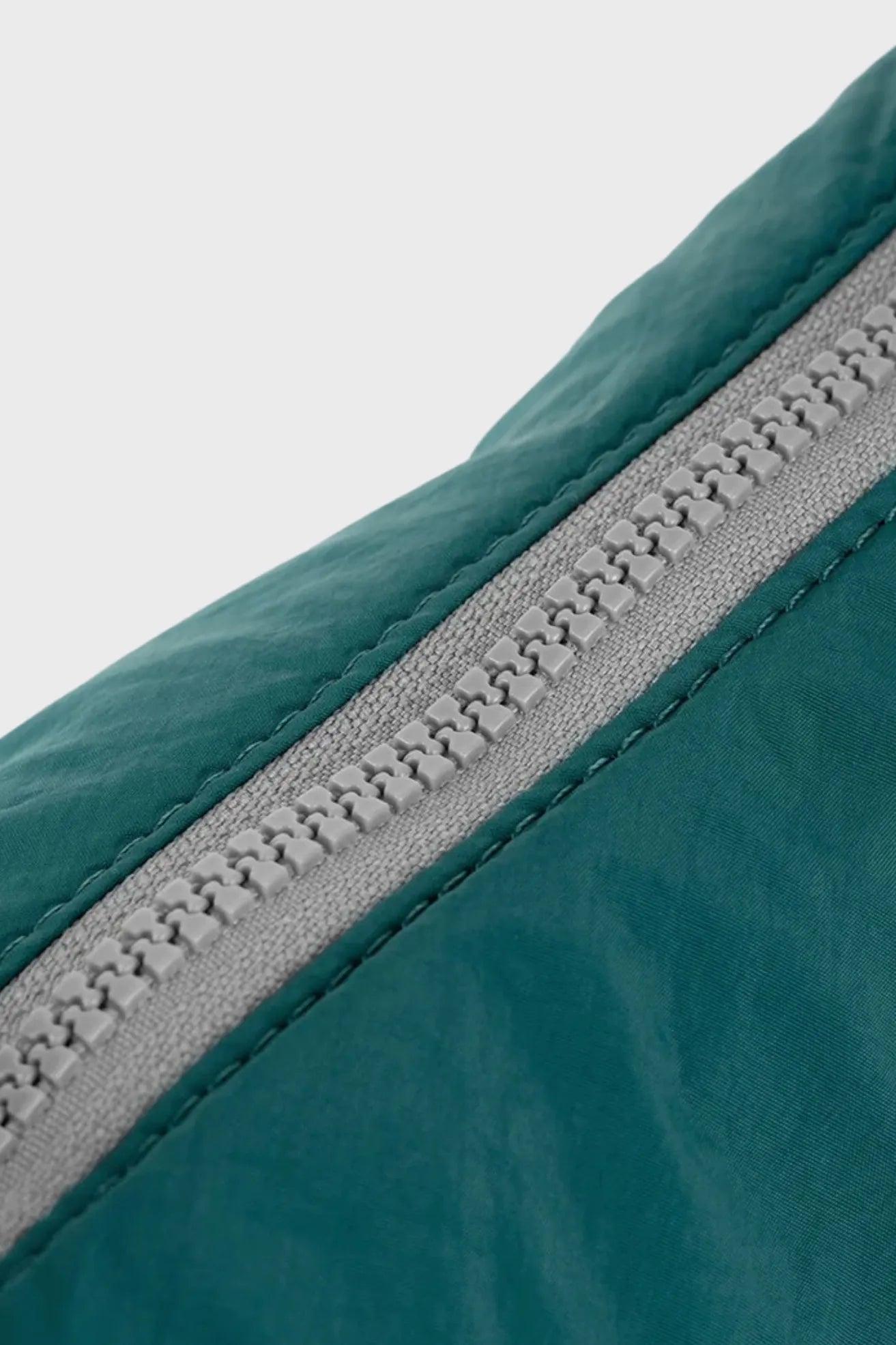 Roka London Bolso Farringdon Half Moon Bag Teal Who killed Bambi?