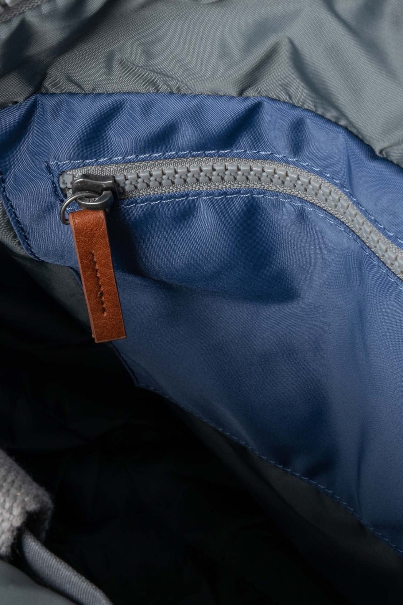 Roka London Mochila Canfield B Recycled Nylon Azul Burnt Small Who killed Bambi?