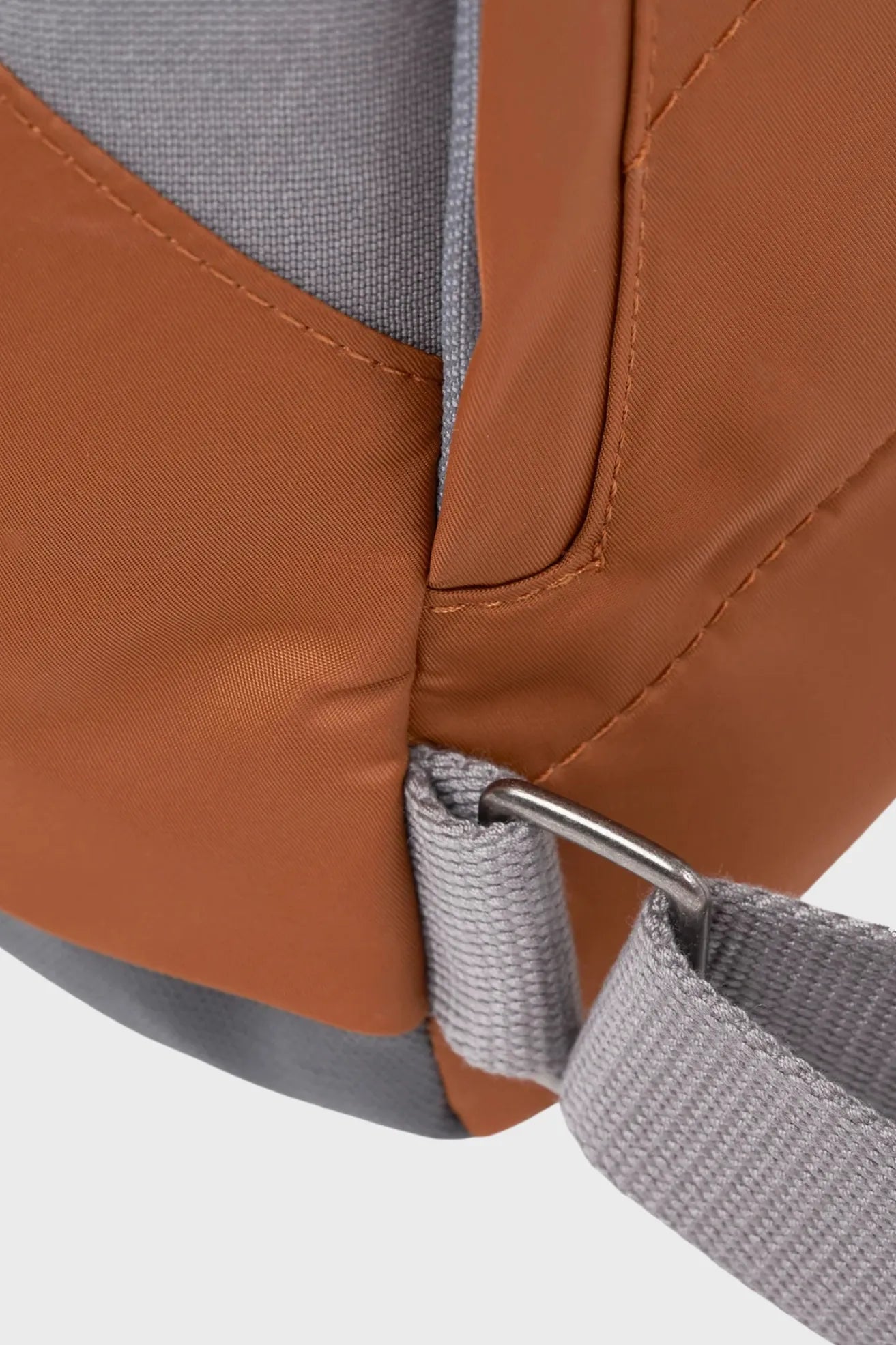 Roka London Mochila Canfield B Recycled Nylon Bran Small Who killed Bambi?