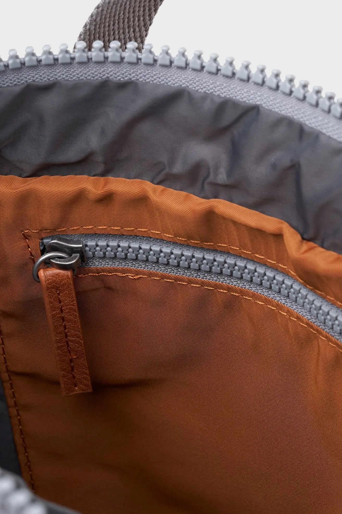 Roka London Mochila Canfield B Recycled Nylon Bran Small Who killed Bambi?