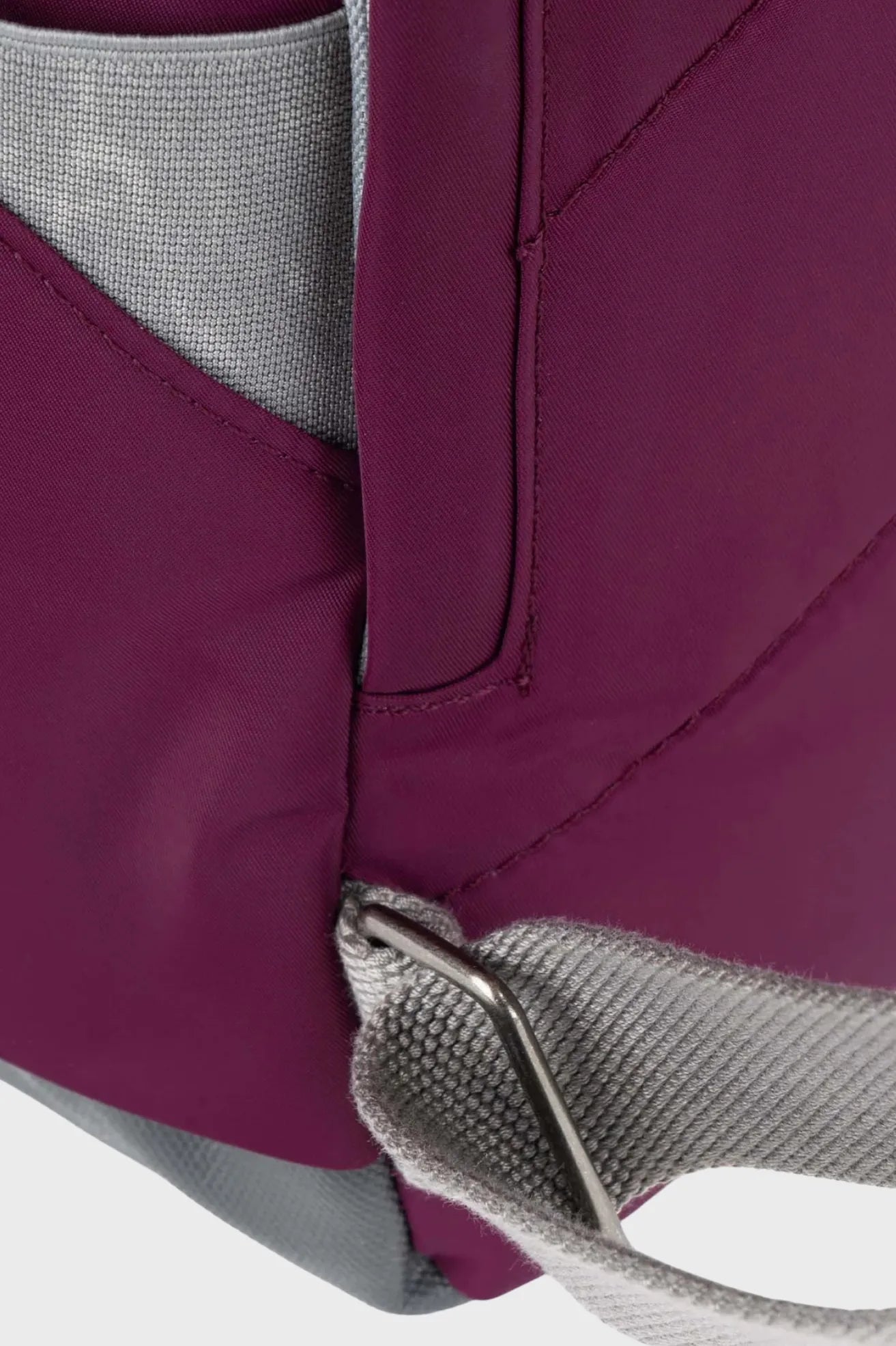 Roka London Mochila Canfield B Recycled Nylon Burgundy Small Who killed Bambi?