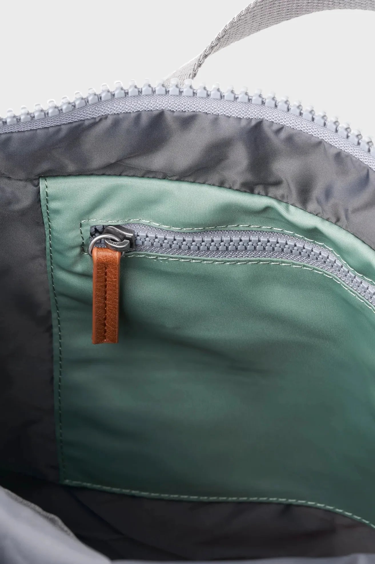 Roka London Mochila Canfield B Recycled Nylon Frost Small Who killed Bambi?