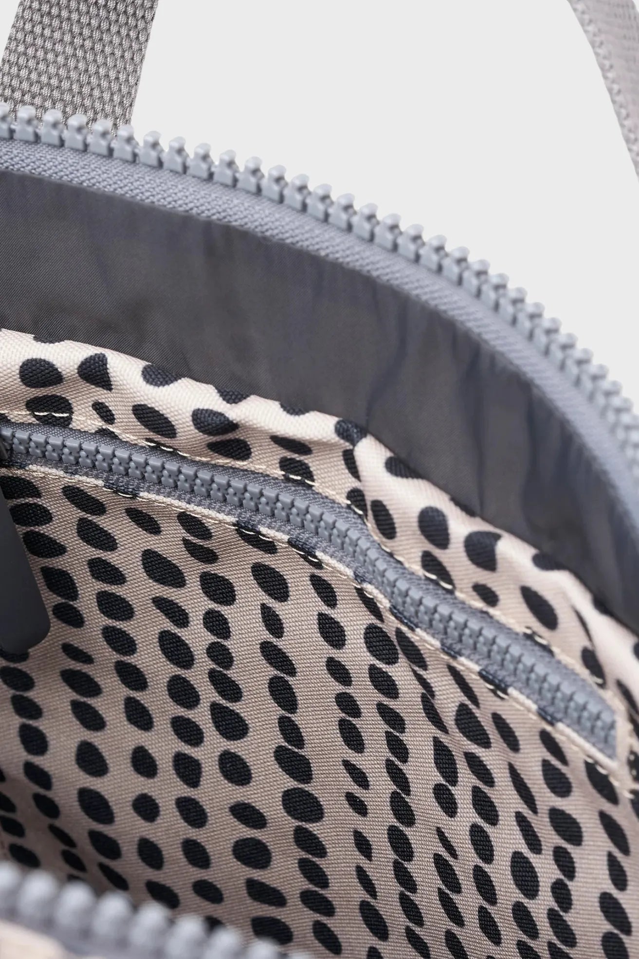 Roka London Mochila Canfield B Recycled Nylon Linear Dot Small Who killed Bambi?