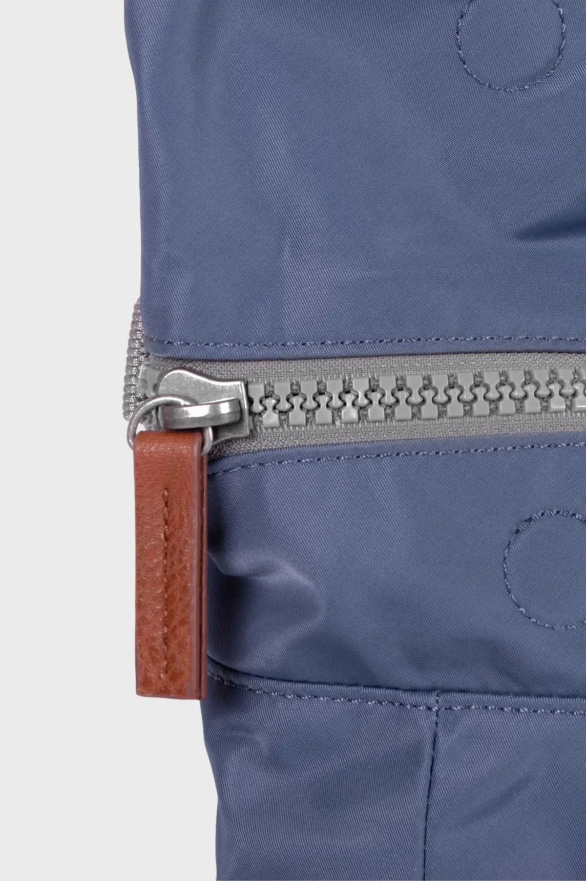 Roka London Mochila Canfield B Recycled Nylon Mediana Azul Airforce Who killed Bambi?